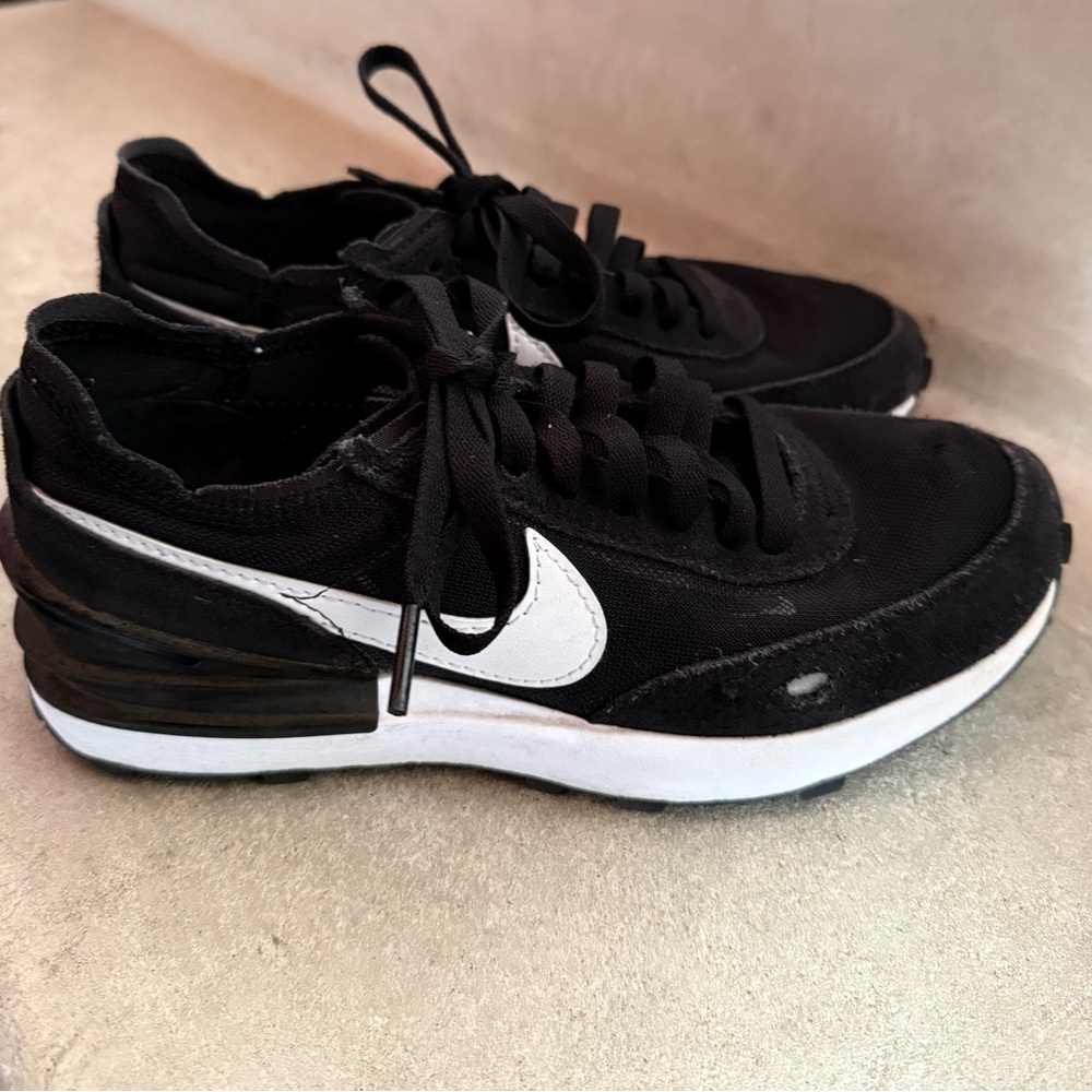 Women’s Nike Black and White Athletic Shoes. Excellent Condition. Size 5M
